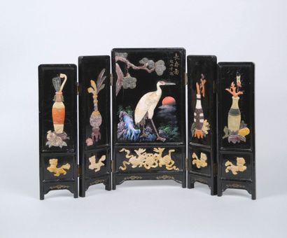 CHINA
Miniature lacquered wood screen, decorated...