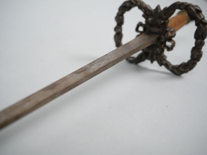 Fencing foil with filigree fusee, helmet-shaped...
