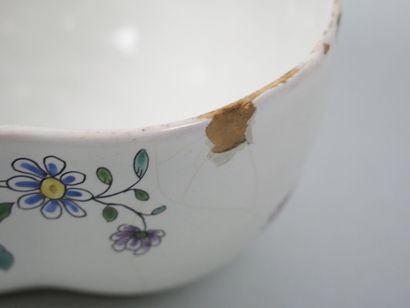 STRASBOURG
Covered four-lobed earthenware...