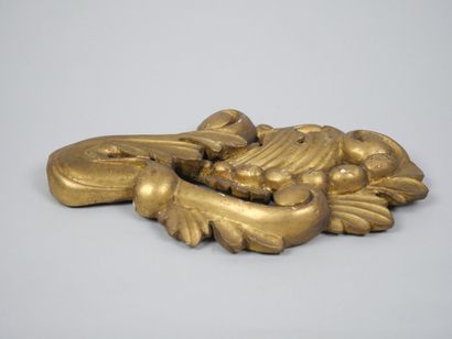 Reunion of two carved and gilded wood elements,...
