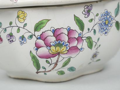 STRASBOURG
Covered four-lobed earthenware...