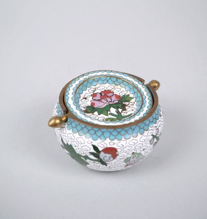 CHINA
Small perfume burner in cloisonné enamel,...