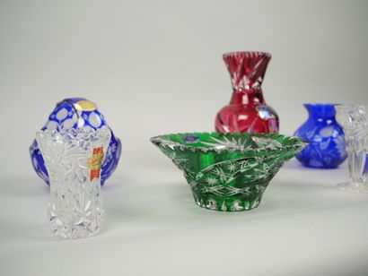 Set of glass and cut crystal pieces including...