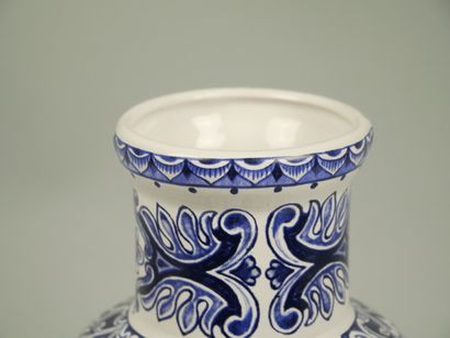 DELFT
Earthenware vase with blue monochrome...