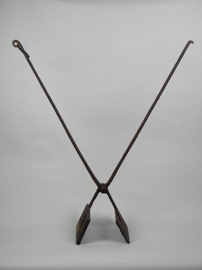 Cast iron waffle iron with foliage and fleur-de-lys...