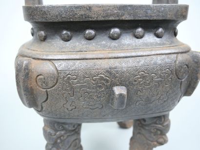 CHINA
Four-legged perfume burner in bronze...