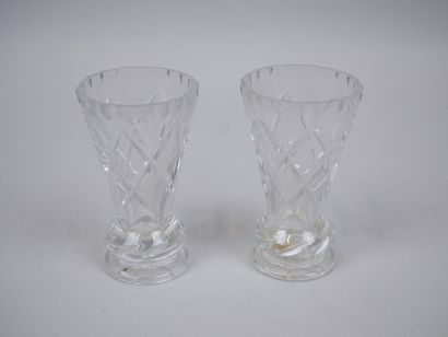 Meeting of two small cornet-shaped vases...