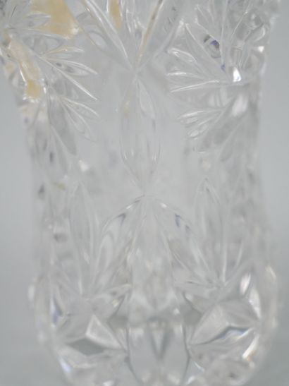 Set of glass and cut crystal pieces including...