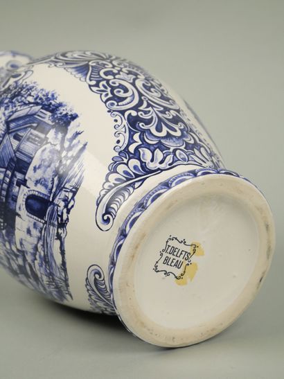 DELFT
Earthenware vase with blue monochrome...