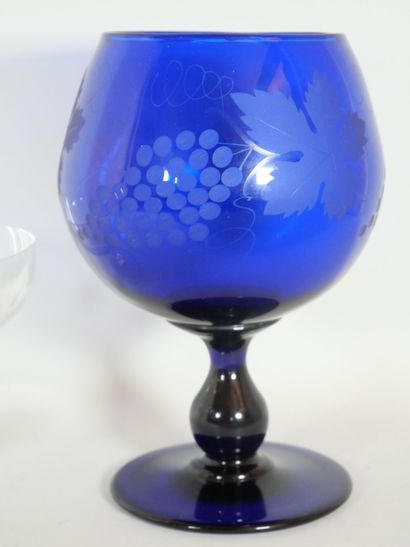 Glass set including :
- A cobalt-blue glass...