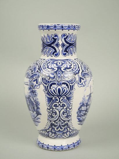 DELFT
Earthenware vase with blue monochrome...