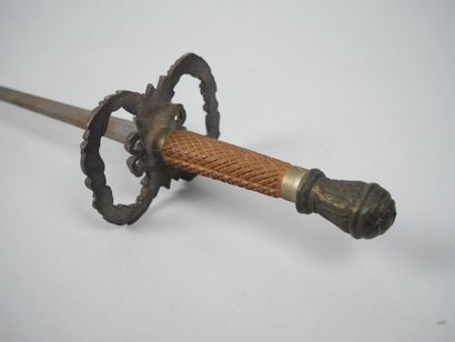 Fencing foil with filigree fusee, helmet-shaped...