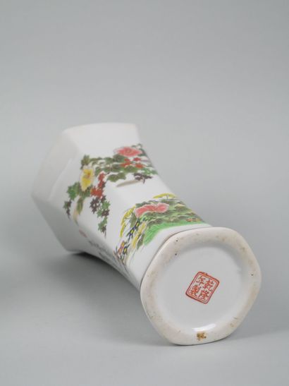 CHINA
Set of two porcelain vases, one baluster-shaped...