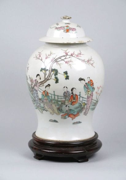 CHINA
Porcelain covered vase decorated with...