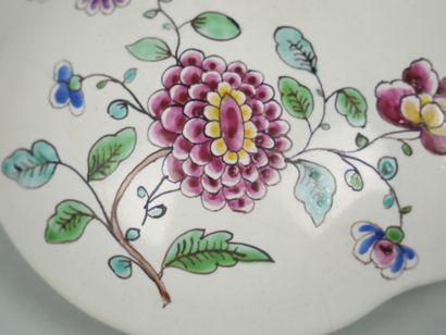 STRASBOURG
Covered four-lobed earthenware...