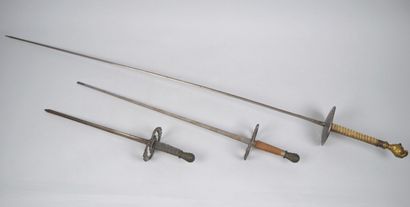 Fencing foil with filigree fusee, helmet-shaped...