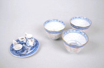 CHINA
Suite of three porcelain cups with...