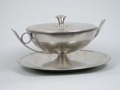 BOUILLET ET BOURDELLE
Soup tureen and tray...