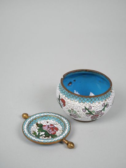 CHINA
Small perfume burner in cloisonné enamel,...