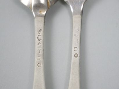Mismatched silver flatware including :
-...