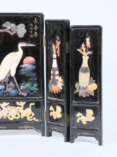CHINA
Miniature lacquered wood screen, decorated...