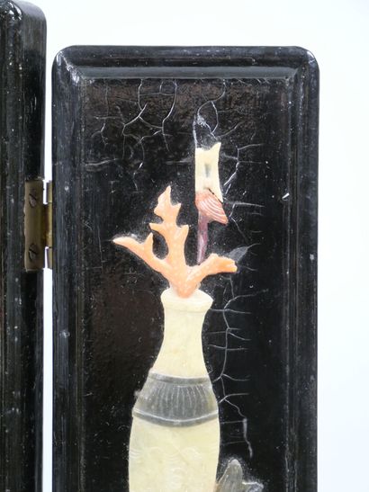 CHINA
Miniature lacquered wood screen, decorated...