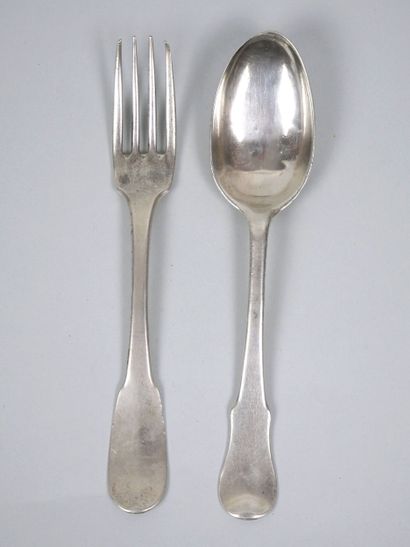 Mismatched silver flatware including :
-...