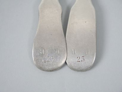 Mismatched silver flatware including :
-...