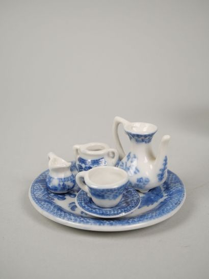 CHINA
Suite of three porcelain cups with...