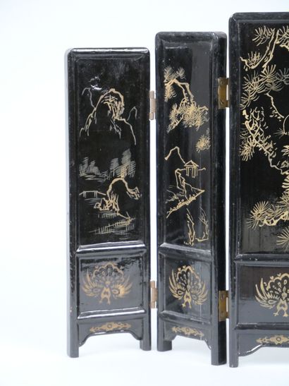 CHINA
Miniature lacquered wood screen, decorated...