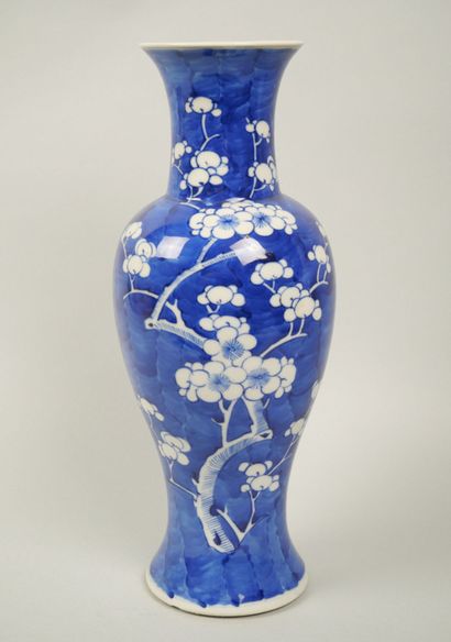 CHINA
Blue-white enameled porcelain baluster...