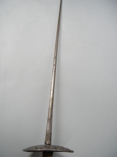 Fencing foil with filigree fusee, helmet-shaped...