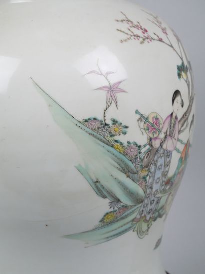 CHINA
Porcelain covered vase decorated with...
