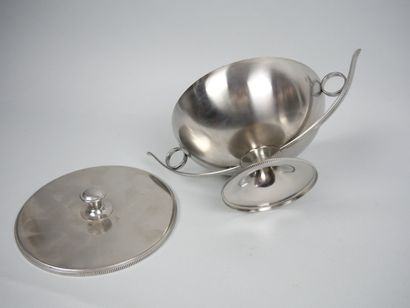 BOUILLET ET BOURDELLE
Soup tureen and tray...