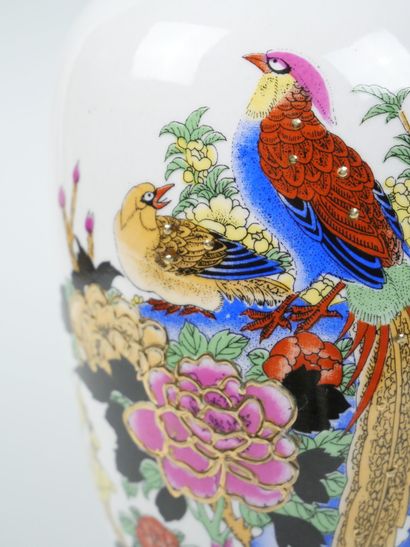 CHINA
Set of two porcelain vases, one baluster-shaped...