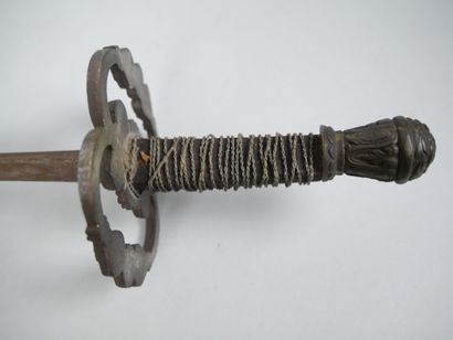 Fencing foil with filigree fusee, helmet-shaped...