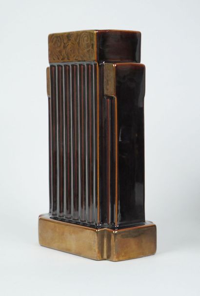 SAINT-CLEMENT
Reunion of brown-glazed earthenware...