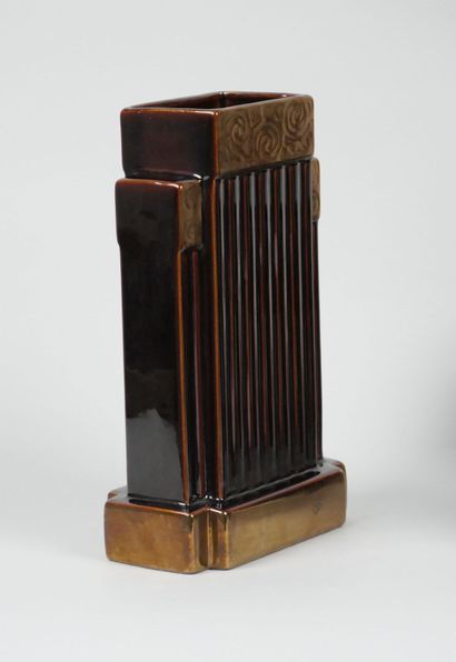 SAINT-CLEMENT
Reunion of brown-glazed earthenware...
