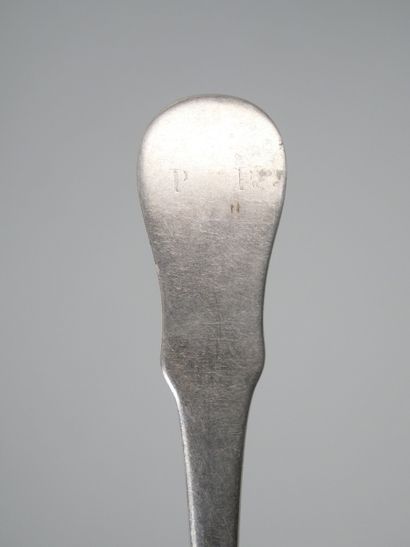 Mismatched silver flatware including :
-...