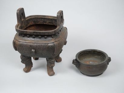 CHINA
Four-legged perfume burner in bronze...