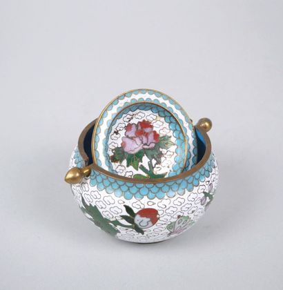 CHINA
Small perfume burner in cloisonné enamel,...