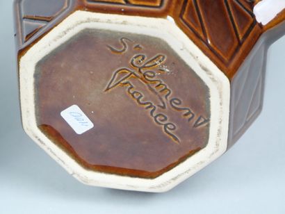 SAINT-CLEMENT
Reunion of brown-glazed earthenware...