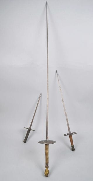 Fencing foil with filigree fusee, helmet-shaped...