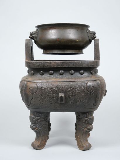 CHINA
Four-legged perfume burner in bronze...