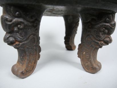 CHINA
Four-legged perfume burner in bronze...