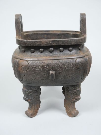 CHINA
Four-legged perfume burner in bronze...