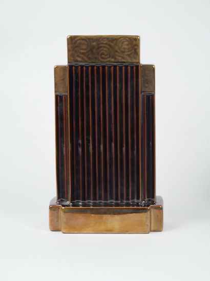 SAINT-CLEMENT
Reunion of brown-glazed earthenware...