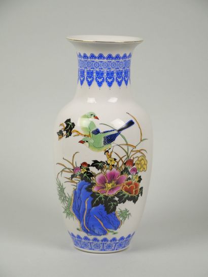 CHINA
Set of two porcelain vases, one baluster-shaped...