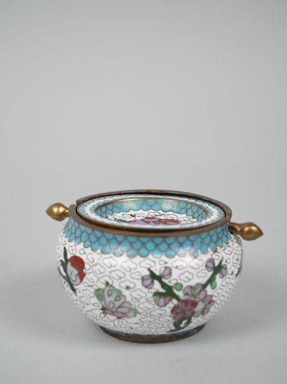 CHINA
Small perfume burner in cloisonné enamel,...