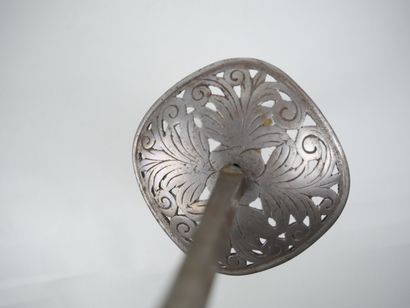 Fencing foil with filigree fusee, helmet-shaped...